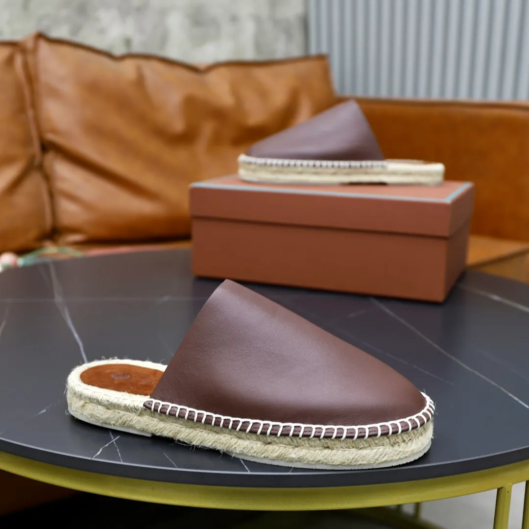 Men's Men's Shoes💰540💰Loro piana Naha Men's Slippers This fashionable sandal is crafted from smooth cow leather and has interlaced straps for a modern three-dimensional texture. Lightweight yet strong, smooth leather balances modern appeal with time-honored quality. Viewed from every angle, the embossed and polished appearance shows meticulous craftsmanship. Ergonomically cushioned insole, covered with nappa leather, with matching upper and natural polished sole. Cowhide upper + rubber outsole Size: 38-44 (customized for 45-46)